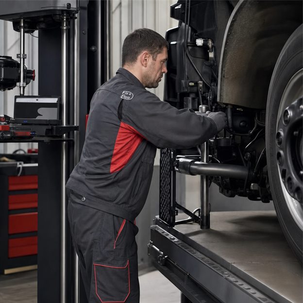 Achsvermessung bei Fix & Flott Mechaniker führt eine Achsvermessung in der Werkstatt durch