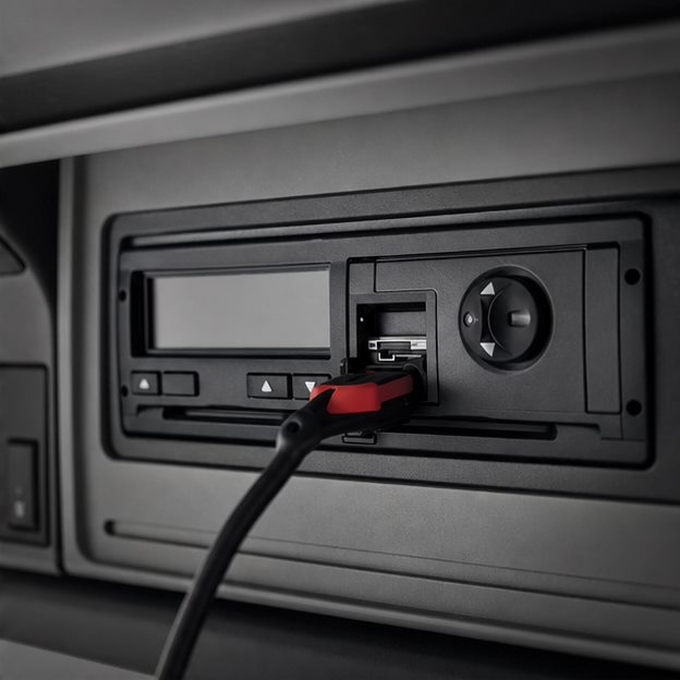 Detailaufnahme zur Tachoprüfung und -instandsetzung bei Fix & Flott Digitaler Tachograf mit angeschlossenem Prüfgerät